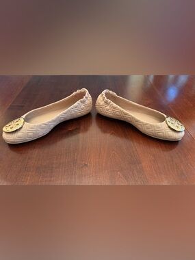 Tory Burch Quilted Cream Ballet Flats with Gold Logo Medallion